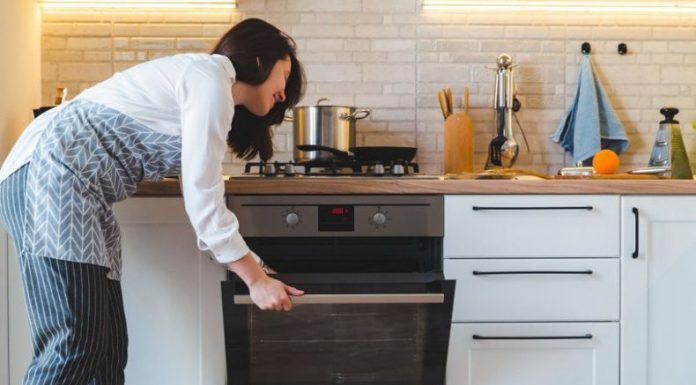 Skrivena caka na svakoj rerni: Dugme koje svi imaju, a niko ne koristi – čisti staklo za 5 minuta Skrivena caka na svakoj rerni: Dugme koje svi imaju, a niko ne koristi – čisti staklo za 5 minuta - featured image