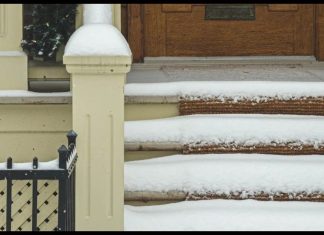Ne, nije so: Led sa stepeništa nestaje za tren uz 1 jeftin sastojak koji uvijek imamo u kući Ne, nije so: Led sa stepeništa nestaje za tren uz 1 jeftin sastojak koji uvijek imamo u kući - featured image