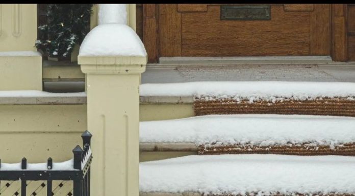Ne, nije so: Led sa stepeništa nestaje za tren uz 1 jeftin sastojak koji uvijek imamo u kući Ne, nije so: Led sa stepeništa nestaje za tren uz 1 jeftin sastojak koji uvijek imamo u kući - featured image
