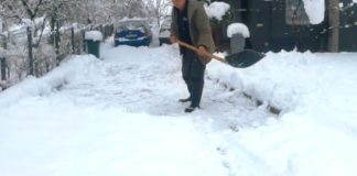 Kada čistite snijeg, uvijek na lopatu pospite ovaj jedan sastojak – sve će ići mnogo brže i lakše, i nikad se nećete mučiti! Kada čistite snijeg, uvijek na lopatu pospite ovaj jedan sastojak – sve će ići mnogo brže i lakše, i nikad se nećete mučiti! - featured image