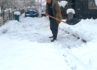 Kada čistite snijeg, uvijek na lopatu pospite ovaj jedan sastojak – sve će ići mnogo brže i lakše, i nikad se nećete mučiti! Kada čistite snijeg, uvijek na lopatu pospite ovaj jedan sastojak – sve će ići mnogo brže i lakše, i nikad se nećete mučiti! - featured image