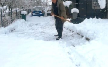 Kada čistite snijeg, uvijek na lopatu pospite ovaj jedan sastojak – sve će ići mnogo brže i lakše, i nikad se nećete mučiti! Kada čistite snijeg, uvijek na lopatu pospite ovaj jedan sastojak – sve će ići mnogo brže i lakše, i nikad se nećete mučiti! - featured image