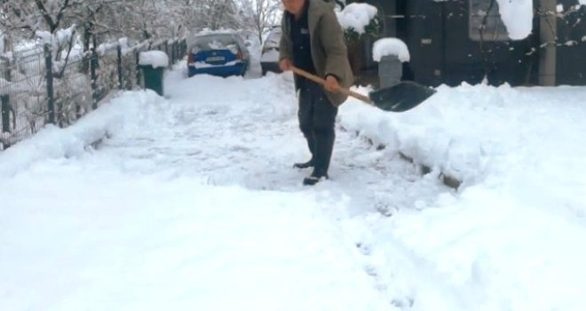 Kada čistite snijeg, uvijek na lopatu pospite ovaj jedan sastojak – sve će ići mnogo brže i lakše, i nikad se nećete mučiti! - featured image Kada čistite snijeg, uvijek na lopatu pospite ovaj jedan sastojak – sve će ići mnogo brže i lakše, i nikad se nećete mučiti! - featured image