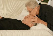 Da li je bezbedno dodirnuti ili poljubiti voljenu osobu nakon smrti? Najčešći mitovi i medicinske činjenice Da li je bezbedno dodirnuti ili poljubiti voljenu osobu nakon smrti? Najčešći mitovi i medicinske činjenice - featured image