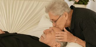 Da li je bezbedno dodirnuti ili poljubiti voljenu osobu nakon smrti? Najčešći mitovi i medicinske činjenice Da li je bezbedno dodirnuti ili poljubiti voljenu osobu nakon smrti? Najčešći mitovi i medicinske činjenice - featured image