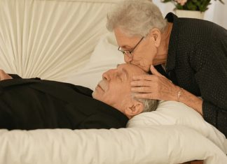 Da li je bezbedno dodirnuti ili poljubiti voljenu osobu nakon smrti? Najčešći mitovi i medicinske činjenice Da li je bezbedno dodirnuti ili poljubiti voljenu osobu nakon smrti? Najčešći mitovi i medicinske činjenice - featured image