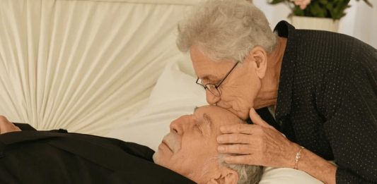 Da li je bezbedno dodirnuti ili poljubiti voljenu osobu nakon smrti? Najčešći mitovi i medicinske činjenice Da li je bezbedno dodirnuti ili poljubiti voljenu osobu nakon smrti? Najčešći mitovi i medicinske činjenice - featured image