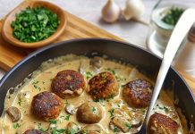 PEČENE ĆUFTE U KREMASTOM SOSU OD ŠAMPINJONA – NEODOLJIVO UKUSNE! 🍽️