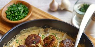 PEČENE ĆUFTE U KREMASTOM SOSU OD ŠAMPINJONA – NEODOLJIVO UKUSNE! 🍽️