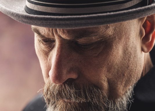 Ušao sam prljav i gladan u sopstvenu firmu — a onda me je neko zgrabio za ruku Ušao sam prljav i gladan u sopstvenu firmu — a onda me je neko zgrabio za ruku - featured image