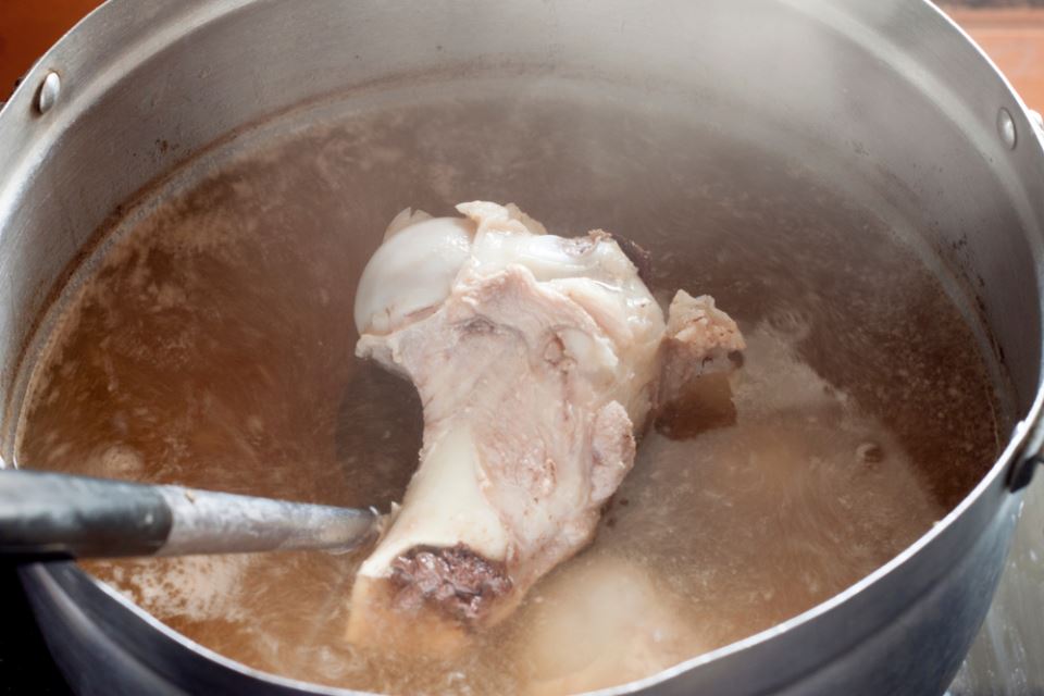 7 DANA JE JELA SUPU OD KOSTIJU: Ono što se desilo sa njenim telom je neverovatno, a tek da čujete koliko je SMRŠALA - featured image 7 DANA JE JELA SUPU OD KOSTIJU: Ono što se desilo sa njenim telom je neverovatno, a tek da čujete koliko je SMRŠALA - featured image