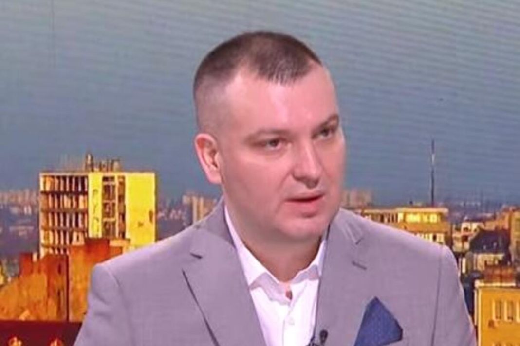 SVI SRBI SE ŽALE NA JAK KAŠALJ POSLEDNJIH MESEC DANA: Pulmolog dao DIJAGNOZU, ovo ni malo NIJE NAIVNO - featured image SVI SRBI SE ŽALE NA JAK KAŠALJ POSLEDNJIH MESEC DANA: Pulmolog dao DIJAGNOZU, ovo ni malo NIJE NAIVNO - featured image