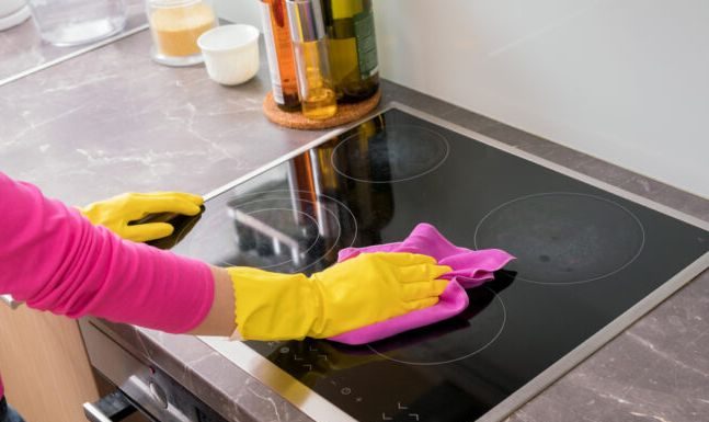 KAKO UKLONITI OGREBOTINE NA STAKLENOJ PLOČI ŠPORETA: Potrebna su vam samo 2 sastojka koja imatE KAKO UKLONITI OGREBOTINE NA STAKLENOJ PLOČI ŠPORETA: Potrebna su vam samo 2 sastojka koja imatE - featured image