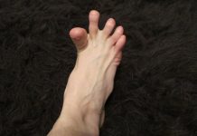 DA LI VAM SE GRČE PRSTI NA STOPALIMA? Evo na šta vas to upozorava, može biti znak većih problema DA LI VAM SE GRČE PRSTI NA STOPALIMA? Evo na šta vas to upozorava, može biti znak većih problema - featured image