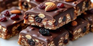 Priprema ovih energetskih pločica je izuzetno jednostavna – nije potreban mikser! Savršena su poslastica za brzi podsticaj energije ili zdrava užina u pokretu. Priprema ovih energetskih pločica je izuzetno jednostavna – nije potreban mikser! Savršena su poslastica za brzi podsticaj energije ili zdrava užina u pokretu. - featured image