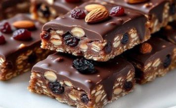 Priprema ovih energetskih pločica je izuzetno jednostavna – nije potreban mikser! Savršena su poslastica za brzi podsticaj energije ili zdrava užina u pokretu. Priprema ovih energetskih pločica je izuzetno jednostavna – nije potreban mikser! Savršena su poslastica za brzi podsticaj energije ili zdrava užina u pokretu. - featured image