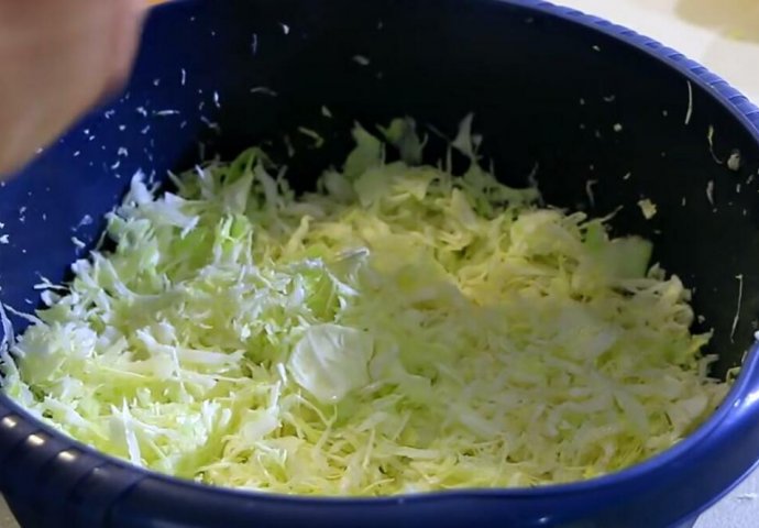 OVAJ TRIK ZA KUPUS SALATU NIKO NE ZNA: Da bi bila SOČNA morate da dodate malo 1 SASTOJKA, ukusniju niste JELI - featured image OVAJ TRIK ZA KUPUS SALATU NIKO NE ZNA: Da bi bila SOČNA morate da dodate malo 1 SASTOJKA, ukusniju niste JELI - featured image