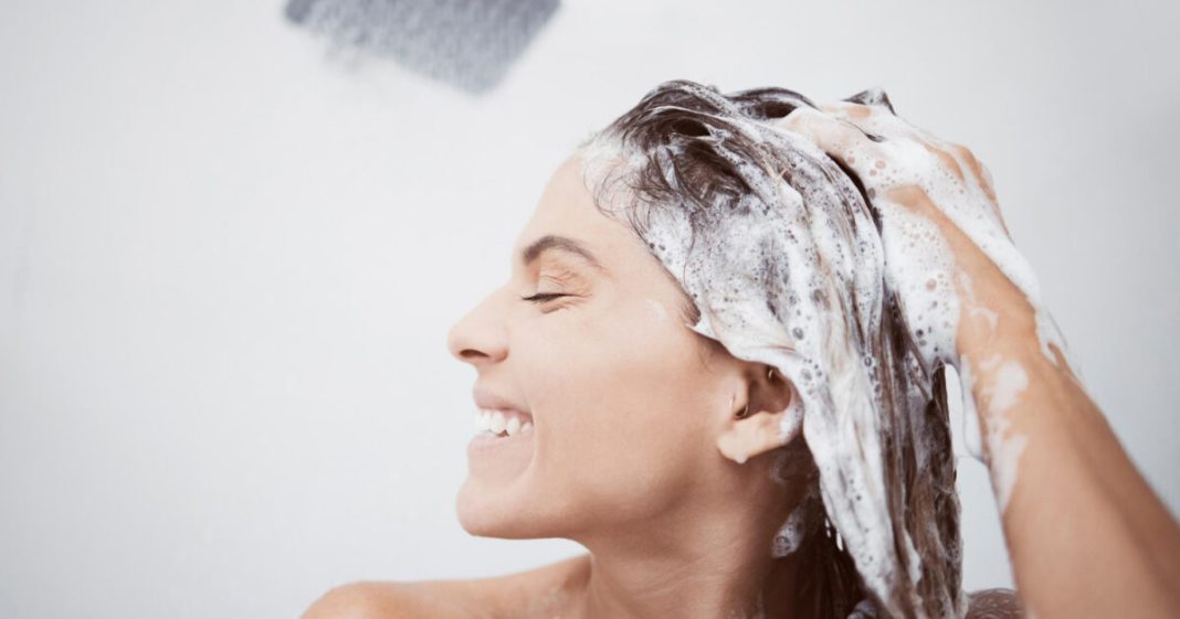 Kosa raste kao luda i ne opada: Dodajte samo par kapi ovoga u šampon i gledajte promjenu - featured image