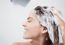 Kosa raste kao luda i ne opada: Dodajte samo par kapi ovoga u šampon i gledajte promjenu Kosa raste kao luda i ne opada: Dodajte samo par kapi ovoga u šampon i gledajte promjenu - featured image