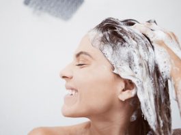 Kosa raste kao luda i ne opada: Dodajte samo par kapi ovoga u šampon i gledajte promjenu Kosa raste kao luda i ne opada: Dodajte samo par kapi ovoga u šampon i gledajte promjenu - featured image