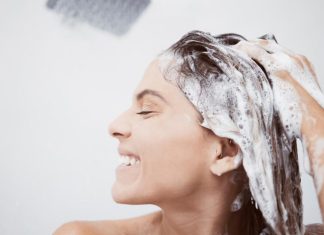 Kosa raste kao luda i ne opada: Dodajte samo par kapi ovoga u šampon i gledajte promjenu Kosa raste kao luda i ne opada: Dodajte samo par kapi ovoga u šampon i gledajte promjenu - featured image