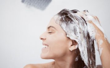 Kosa raste kao luda i ne opada: Dodajte samo par kapi ovoga u šampon i gledajte promjenu Kosa raste kao luda i ne opada: Dodajte samo par kapi ovoga u šampon i gledajte promjenu - featured image