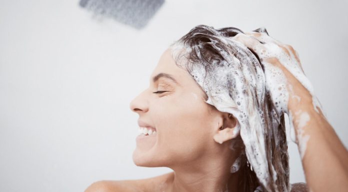 Kosa raste kao luda i ne opada: Dodajte samo par kapi ovoga u šampon i gledajte promjenu Kosa raste kao luda i ne opada: Dodajte samo par kapi ovoga u šampon i gledajte promjenu - featured image