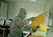 SVE KREĆE SA OVIM SIMPTOMOM Novo žarište SMRTONOSNOG VIRUSA, zdravstveni radnici zaraženi, 100 ljudi izolovano SVE KREĆE SA OVIM SIMPTOMOM Novo žarište SMRTONOSNOG VIRUSA, zdravstveni radnici zaraženi, 100 ljudi izolovano - featured image