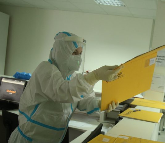 SVE KREĆE SA OVIM SIMPTOMOM Novo žarište SMRTONOSNOG VIRUSA, zdravstveni radnici zaraženi, 100 ljudi izolovano SVE KREĆE SA OVIM SIMPTOMOM Novo žarište SMRTONOSNOG VIRUSA, zdravstveni radnici zaraženi, 100 ljudi izolovano - featured image