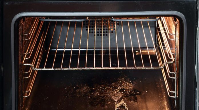 Stavite ovo rernu i za 30 minuta će biti kao nova, bez ribanja: Caka je u jednom sastojku koji svi imaju u kući Stavite ovo rernu i za 30 minuta će biti kao nova, bez ribanja: Caka je u jednom sastojku koji svi imaju u kući - featured image
