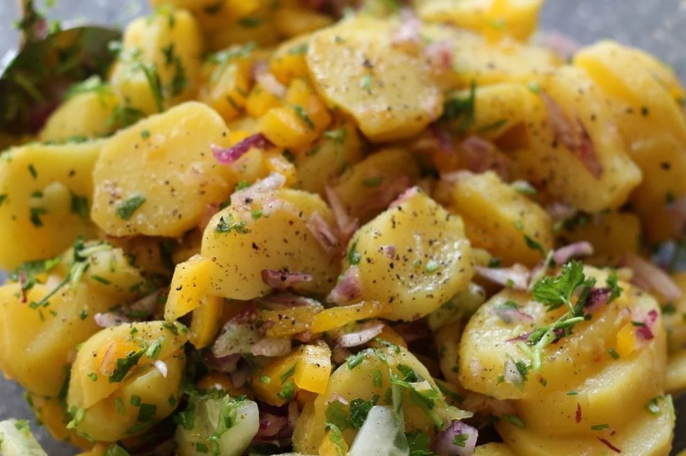 Za ovu krompir salatu svi traže recept: Pravi se potpuno drugačije, a ukus obara s nogu - featured image Za ovu krompir salatu svi traže recept: Pravi se potpuno drugačije, a ukus obara s nogu - featured image