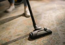 Tepih poprskajte ovim domaćim sprejem i brzo će blistati kao nov – trebaju vam samo 3 sastojka Tepih poprskajte ovim domaćim sprejem i brzo će blistati kao nov – trebaju vam samo 3 sastojka - featured image