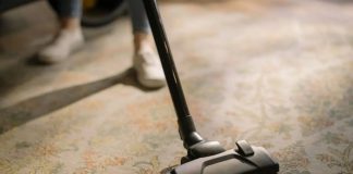 Tepih poprskajte ovim domaćim sprejem i brzo će blistati kao nov – trebaju vam samo 3 sastojka Tepih poprskajte ovim domaćim sprejem i brzo će blistati kao nov – trebaju vam samo 3 sastojka - featured image