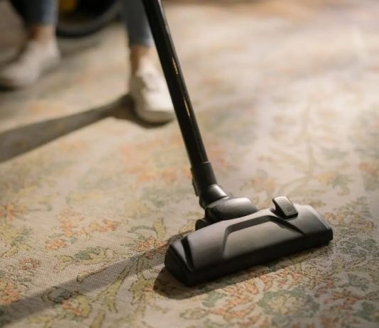 Tepih poprskajte ovim domaćim sprejem i brzo će blistati kao nov – trebaju vam samo 3 sastojka Tepih poprskajte ovim domaćim sprejem i brzo će blistati kao nov – trebaju vam samo 3 sastojka - featured image