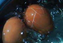 Dok kuhate jaja, dodajte ovaj sastojak: Neće pucati i oguliće se iz jednog poteza! Dok kuhate jaja, dodajte ovaj sastojak: Neće pucati i oguliće se iz jednog poteza! - featured image