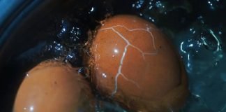 Dok kuhate jaja, dodajte ovaj sastojak: Neće pucati i oguliće se iz jednog poteza! Dok kuhate jaja, dodajte ovaj sastojak: Neće pucati i oguliće se iz jednog poteza! - featured image