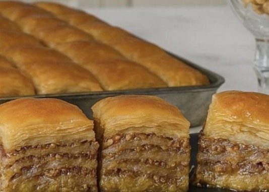 BAKLAVA SA ORASIMA I GOTOVIM KORAMA…Bogata sočna i aromatična savršena za ljubitelje tradicionalnih kolača… BAKLAVA SA ORASIMA I GOTOVIM KORAMA…Bogata sočna i aromatična savršena za ljubitelje tradicionalnih kolača… - featured image