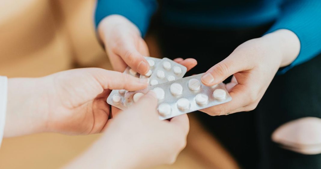 Što će se dogoditi ako popijete lijek kojemu je istekao rok trajanja? - featured image Što će se dogoditi ako popijete lijek kojemu je istekao rok trajanja? - featured image