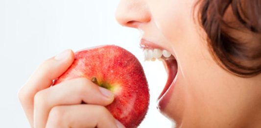 Mjesec je dana svaku večer prije spavanja jela jabuku, evo što se dogodilo Mjesec je dana svaku večer prije spavanja jela jabuku, evo što se dogodilo - featured image