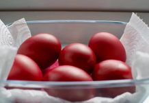 Ruskinje uvijek imaju najljepša crvena jaja: Dodaju samo 1 stvar za boju koja sija poput rubina Ruskinje uvijek imaju najljepša crvena jaja: Dodaju samo 1 stvar za boju koja sija poput rubina - featured image