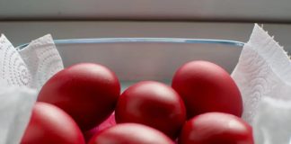 Ruskinje uvijek imaju najljepša crvena jaja: Dodaju samo 1 stvar za boju koja sija poput rubina Ruskinje uvijek imaju najljepša crvena jaja: Dodaju samo 1 stvar za boju koja sija poput rubina - featured image