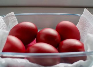 Ruskinje uvijek imaju najljepša crvena jaja: Dodaju samo 1 stvar za boju koja sija poput rubina Ruskinje uvijek imaju najljepša crvena jaja: Dodaju samo 1 stvar za boju koja sija poput rubina - featured image