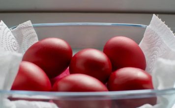 Ruskinje uvijek imaju najljepša crvena jaja: Dodaju samo 1 stvar za boju koja sija poput rubina Ruskinje uvijek imaju najljepša crvena jaja: Dodaju samo 1 stvar za boju koja sija poput rubina - featured image