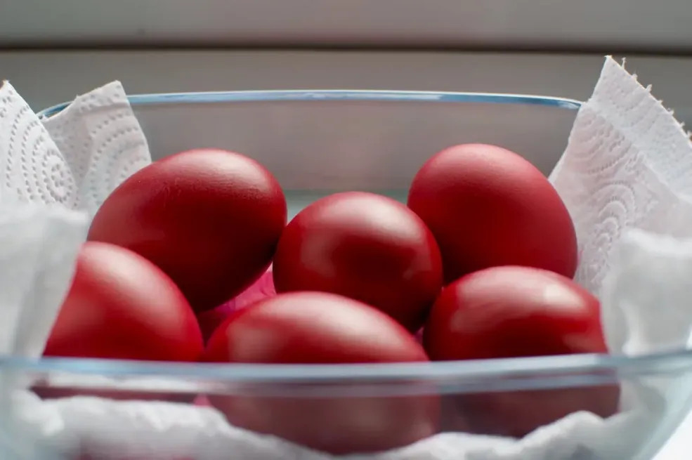Ruskinje uvijek imaju najljepša crvena jaja: Dodaju samo 1 stvar za boju koja sija poput rubina - featured image Ruskinje uvijek imaju najljepša crvena jaja: Dodaju samo 1 stvar za boju koja sija poput rubina - featured image