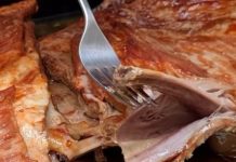 Mesar otkrio tajnu za najsočnije pečenje: Samo premažite meso ovom tečnošću i biće mekano kao puter Mesar otkrio tajnu za najsočnije pečenje: Samo premažite meso ovom tečnošću i biće mekano kao puter - featured image