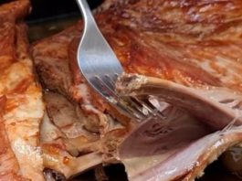 Mesar otkrio tajnu za najsočnije pečenje: Samo premažite meso ovom tečnošću i biće mekano kao puter Mesar otkrio tajnu za najsočnije pečenje: Samo premažite meso ovom tečnošću i biće mekano kao puter - featured image