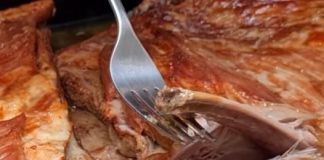 Mesar otkrio tajnu za najsočnije pečenje: Samo premažite meso ovom tečnošću i biće mekano kao puter Mesar otkrio tajnu za najsočnije pečenje: Samo premažite meso ovom tečnošću i biće mekano kao puter - featured image