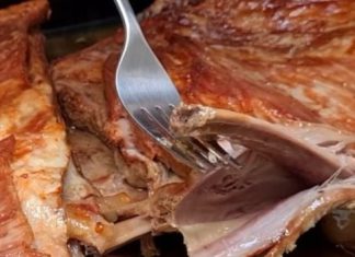 Mesar otkrio tajnu za najsočnije pečenje: Samo premažite meso ovom tečnošću i biće mekano kao puter Mesar otkrio tajnu za najsočnije pečenje: Samo premažite meso ovom tečnošću i biće mekano kao puter - featured image