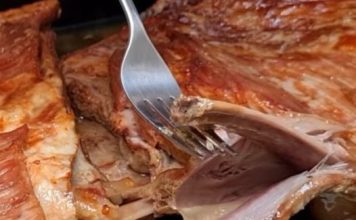 Mesar otkrio tajnu za najsočnije pečenje: Samo premažite meso ovom tečnošću i biće mekano kao puter Mesar otkrio tajnu za najsočnije pečenje: Samo premažite meso ovom tečnošću i biće mekano kao puter - featured image