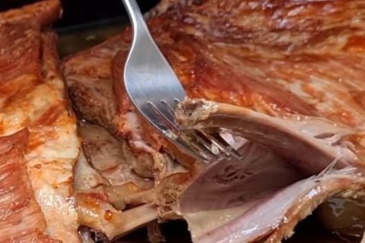 Mesar otkrio tajnu za najsočnije pečenje: Samo premažite meso ovom tečnošću i biće mekano kao puter - featured image Mesar otkrio tajnu za najsočnije pečenje: Samo premažite meso ovom tečnošću i biće mekano kao puter - featured image